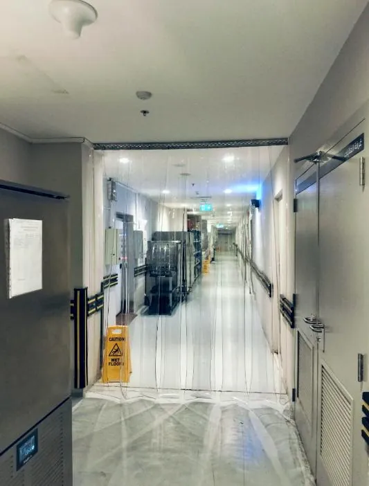 ستائر شرائح PVC في ممر خدمة الفندق